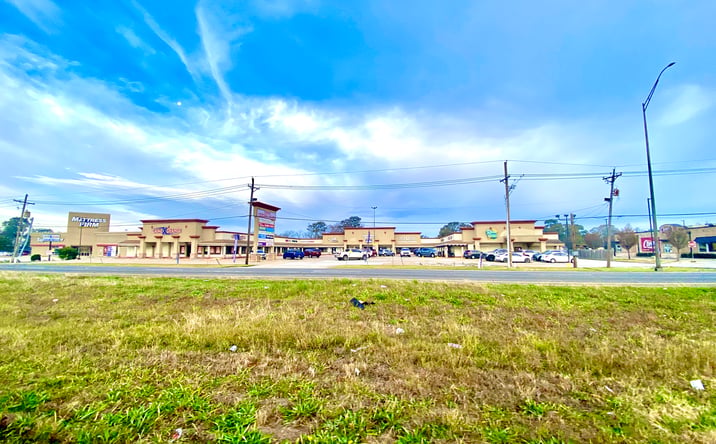 Pictures of Retail property located at 3500 FM 365, Nederland, TX 77627 for lease - image #1