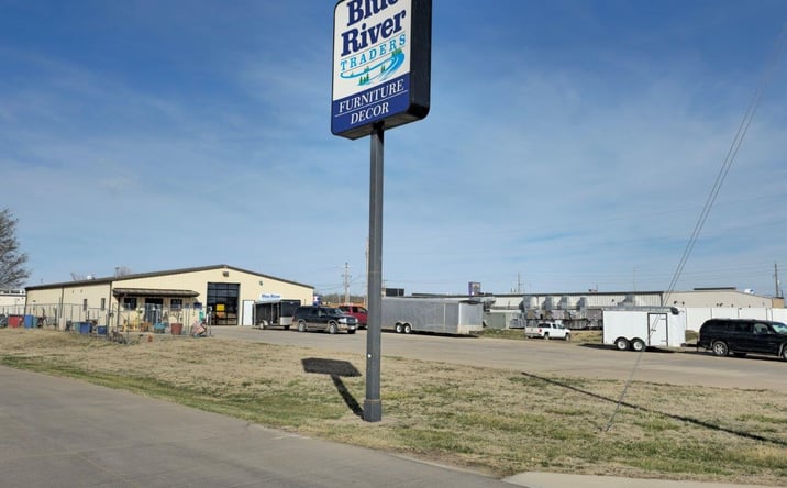 Pictures of Retail, Office, Industrial property located at 925 Enoch Ln, Manhattan, KS 66502 for lease - image #1