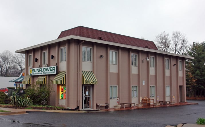 Pictures of Retail property located at 2531 Chain Bridge Road, Vienna, VA 22181 for lease - image #1