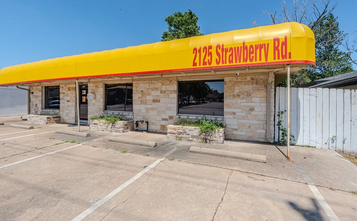 Pictures of Retail, Office, Special Purpose property located at 2125 Strawberry Rd, Pasadena, TX 77502 for lease - image #1