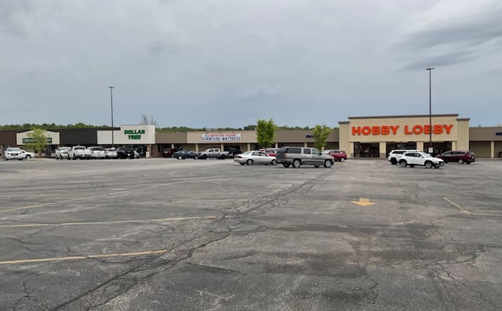 Pictures of Retail property located at 2233 Mo Blvd, Jefferson City, MO 65109 for lease - image #1