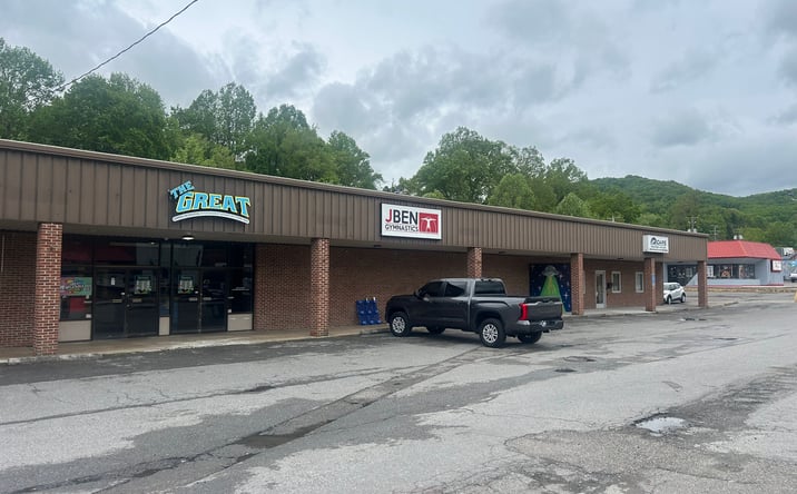 Pictures of Retail, Office, Restaurant property located at 925 Park Ave NW, Norton, VA 24273 for lease - image #1