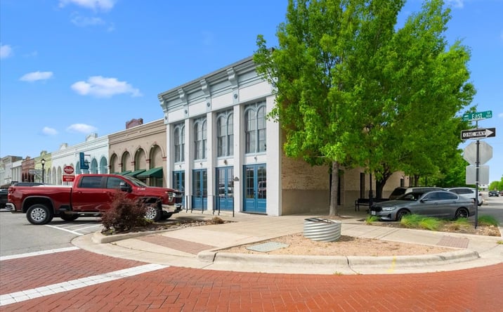 Pictures of Retail, Office, Restaurant property located at 117 East St, Hutto, TX 78634 for lease - image #1
