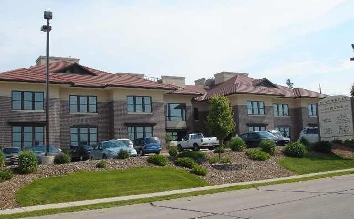 Pictures of Office property located at 615 Valley View Dr, Moline, IL 61265 for lease - image #1