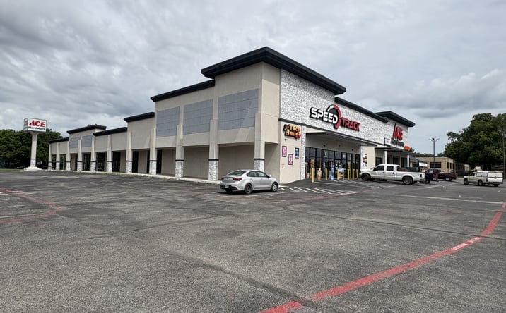 Pictures of Retail property located at 815 W Crawford St, Denison, TX 75020 for lease - image #1