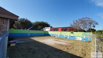13701570
