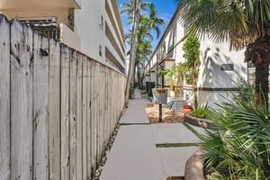 22728578