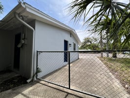 22885962