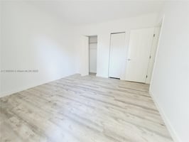 22955132