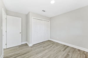 31076300