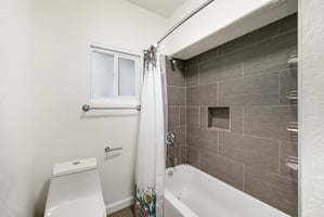 31393095