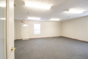 31578948