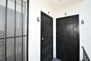 31589800