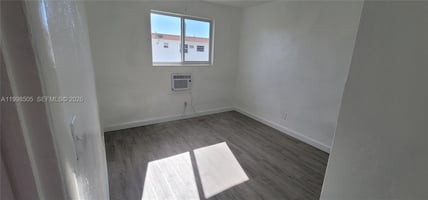 31600452
