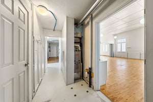 31998589