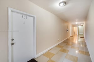 22952532