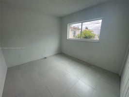 5835700