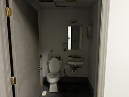 3424985