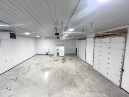 13736837