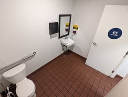 818357