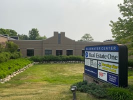 5656102