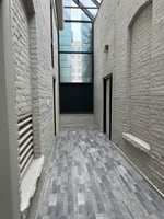 1645403