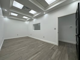2850318